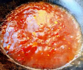 蒜蓉辣椒酱汤汁中放入糖、一品鲜酱油、盐、味精调味均匀勾芡成透明状