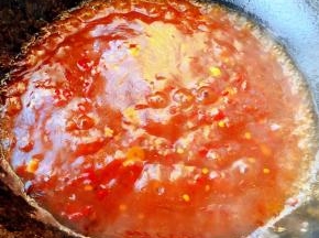 蒜蓉辣椒酱汤汁中放入糖、一品鲜酱油、盐、味精调味均匀勾芡成透明状