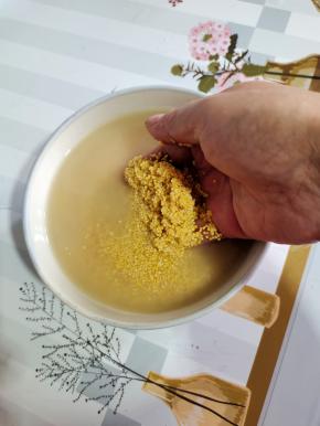 小米洗净，提前用水浸泡15分钟，捞出沥干水分备用！