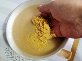 小米洗净，提前用水浸泡15分钟，捞出沥干水分备用！