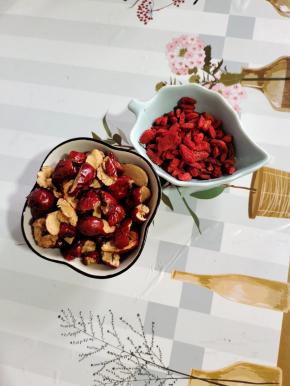 红枣洗净去核，掰成小块。枸杞一把清洗一下备用！