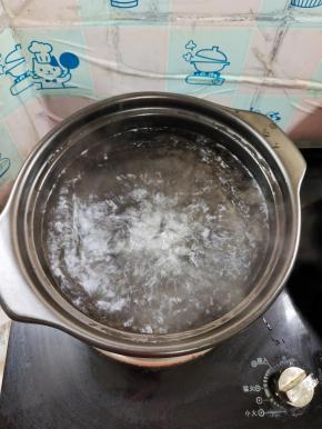 砂锅倒入适量的水烧开！