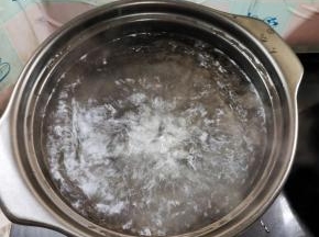砂锅倒入适量的水烧开！