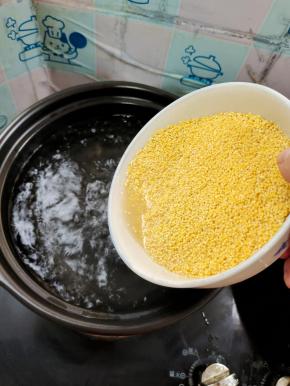 倒入小米！（切记一定要水开以后，再放入小米哦！这样就不用在一直搅拌，也不用担心小米粘在锅底啦！）