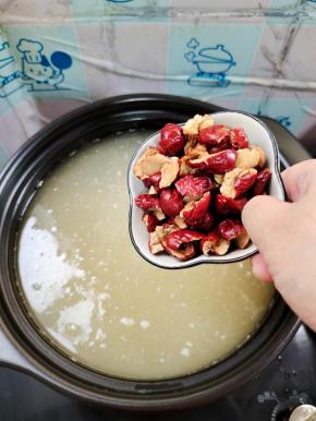 放入去核的红枣！