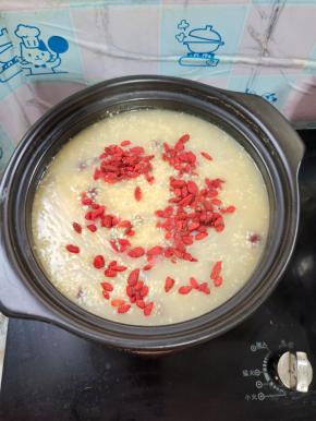 煮至小米粥粘稠的状态，放入枸杞！