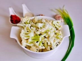 准备食材，花菜掰小朵洗净。