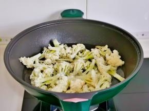 冷水下锅烧开。