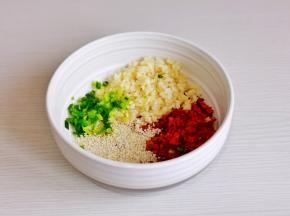 蒜末，葱花，辣椒碎，白芝麻放入碗中，淋上热油搅拌。