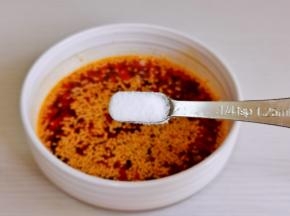 加入盐搅拌均匀。