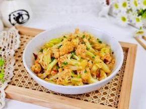 酱汁倒再花菜上拌均匀即可。