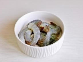 虾去头去皮，虾尾留着。