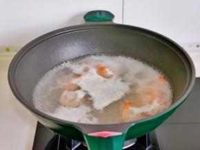水开加入料酒，下虾仁煮熟。