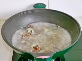 花蛤倒入锅中，煮熟捞出。