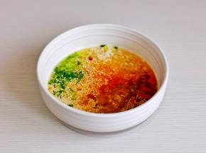 倒入热油，搅拌均匀。