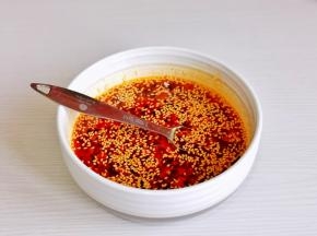 按个人口味加入盐搅拌均匀。