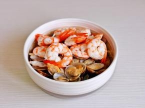 虾仁，花蛤放入碗中。