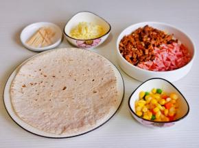 准备食材，熟牛肉与培根切丁。