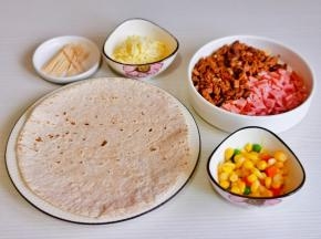 准备食材，熟牛肉与培根切丁。