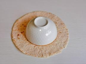 全麦饼中间扣个碗，切出8等份。