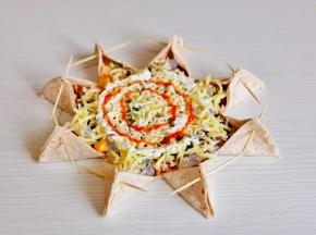 挤上番茄酱，沙拉酱。