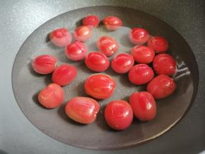 锅中加适量水煮开后关火，倒入小番茄利用余温烫10到15秒，表皮裂开立马捞出，