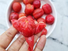 轻轻撕掉小番茄皮。