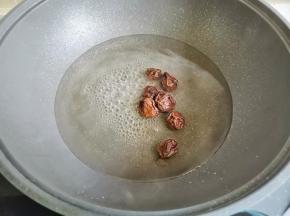 清水+话梅十冰糖放入锅中，开大火煮开后关火放凉备用。