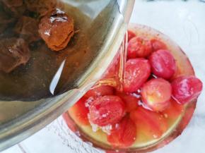 将去皮小番茄放入放凉后的话梅糖水里，
