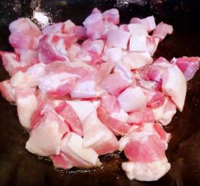 五花肉洗净沥干水份放入锅中大火煸出油