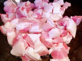 五花肉洗净沥干水份放入锅中大火煸出油