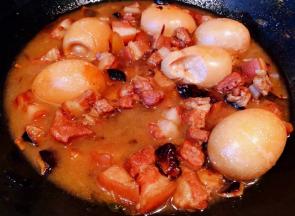 炖至鸡蛋入味五花肉完全熟透即可出锅享用
