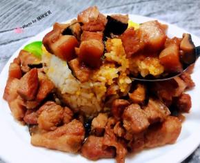 卤肉入口香浓混搭着香菇和圆葱独有的香味一起吃让人唇齿留香回味无穷