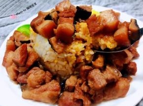 卤肉入口香浓混搭着香菇和圆葱独有的香味一起吃让人唇齿留香回味无穷