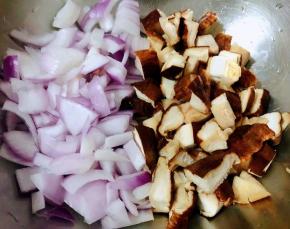 香菇和圆葱处理干净切成大小均匀的块状