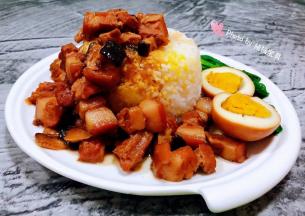 蒸好的小米大米饭装入碗中压实倒扣在盘中将香菇卤肉饭淋在上面再摆一个卤蛋和油菜就大功告成了