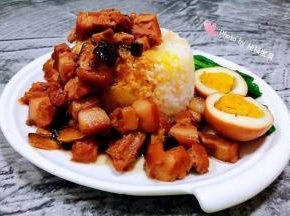 蒸好的小米大米饭装入碗中压实倒扣在盘中将香菇卤肉饭淋在上面再摆一个卤蛋和油菜就大功告成了