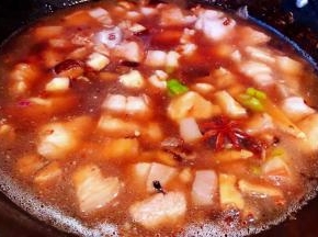 添加适量清水大火炖起来
