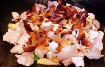 放入香菇和炒好的圆葱块一起翻炒均匀