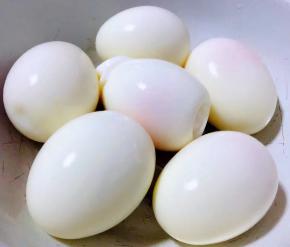 鸡蛋煮熟去皮洗净沥干水份备用