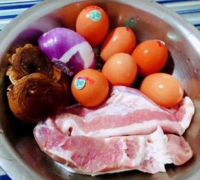 准备原材料五花肉、鸡蛋、香菇、圆葱