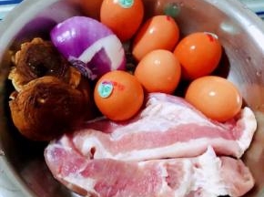 准备原材料五花肉、鸡蛋、香菇、圆葱