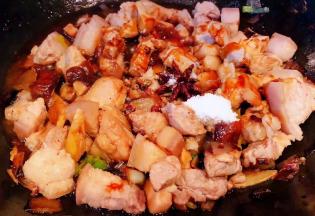 放入调味料花椒、八角、糖、一品鲜酱油、蚝油炒匀