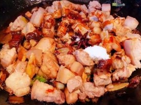 放入调味料花椒、八角、糖、一品鲜酱油、蚝油炒匀