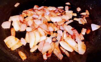 圆葱煸出水份成半干糊状