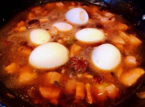 同时放入鸡蛋一起炖这样更加入味