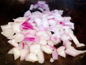 锅中倒入底油加热放入圆葱大火煸起来