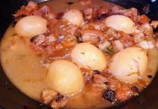 五花肉炖至八成熟时放入盐改中小火慢炖