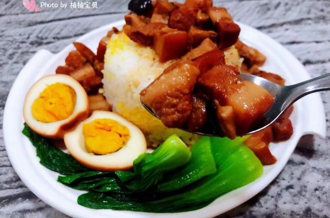 香菇鸡蛋卤肉饭
