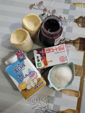 准备好所需的食材：

欧福蛋白液200克，纯牛奶250毫升，白糖30克，蛋挞皮54个，自制蓝莓果酱适量！